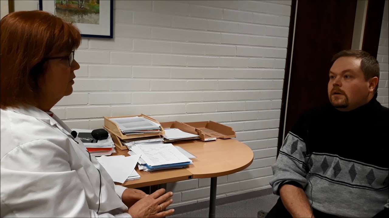 M1-lähetteen tekeminen, lääkäri haastattelee vastaanotolle tullutta potilasta