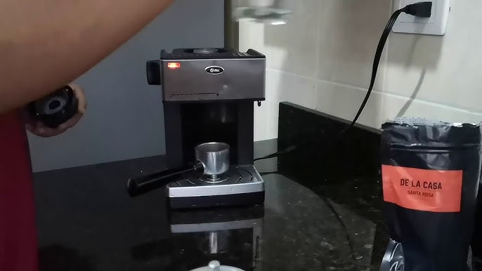 Cafetera Oster® Espresso y Capuccino  ¿Sabías que la presión de tu cafetera  puede hacer una gran diferencia en el sabor y aroma de tu café? 😯☕ Mira  este video y descubre