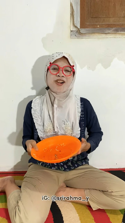 Makan Sosis Goreng Satu Bungkus Bersama