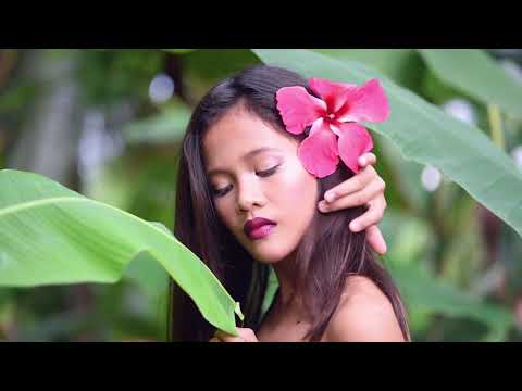 philippines-photographer.-"young-girl-in-jungle-shooting"
