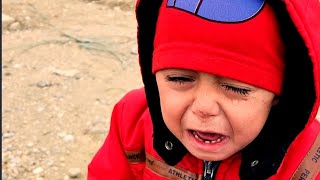 #طفل بيكي بحرقه على موت اخوه اليتيم من البرد والجوع 😭🤲😭🤲