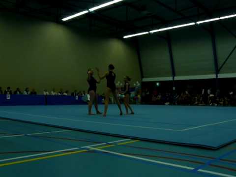 Acro trio Paulien, Cynthia en Irina van S.V. Dynamica
