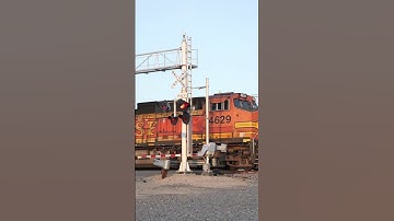 TRAIN SHORTS #00026 / BNSF 5245 4-6-2025 #railtrack #publictransport #automobile