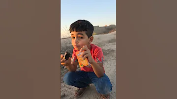 ياكل كيك وعصير بالصحراء 