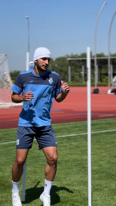 Начали день с пробежки в парке, продолжаем работу на поле 🏟️