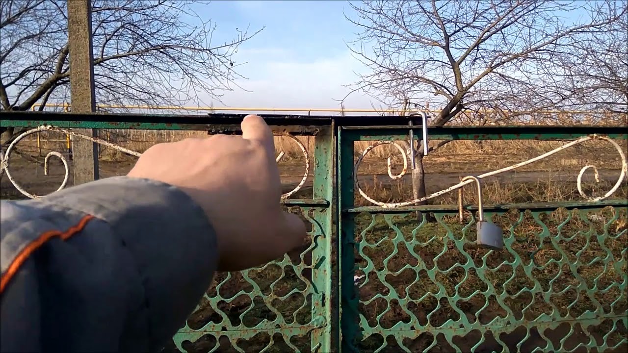 Был забор, стали ворота - как всегда, всё бесплатно из металлолома ...