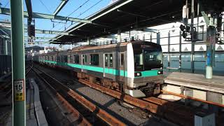 登戸駅に到着する小田急小田原線上り急行E233系2000番台