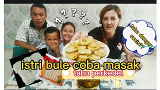 Istri Bule Coba Masak Tahu Perkedel Untuk Keluarga