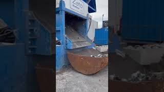 Zato´s mighty Blue Devil twin shaft rotary shear shredding aluminium wheel rims. Single pass