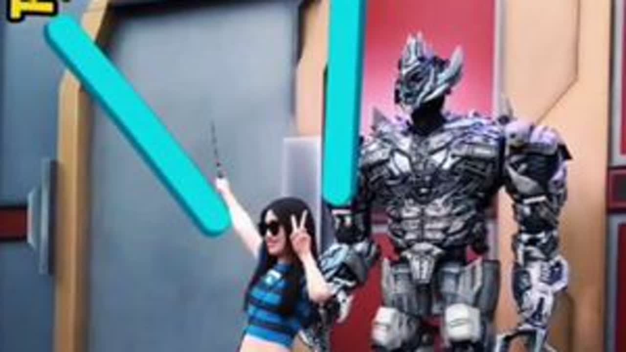 #这谁顶得住啊 是不是觉得自己收不了场  是不是觉得有些尴尬😂#可爱到爆炸💥 #威震天和小姐姐对话 #整活了 #角色扮演