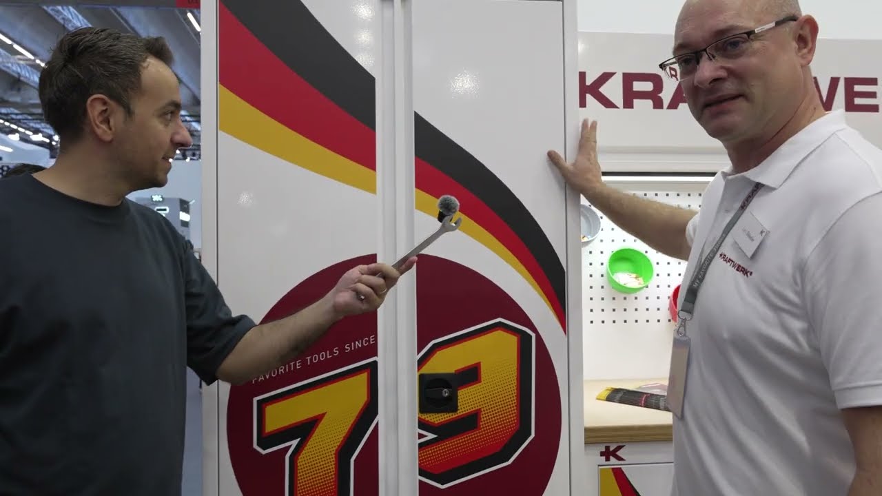 Gespraech an einem Werkzeug-Messestand vor einem Werkzeugschrank