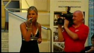 Sängerin Déborah Rosenkranz  die singende Flugbegleiterin der Fluglinie Intersky
