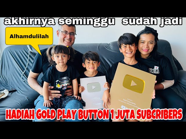 REAKSI SUAMI&ANAK DAPAT HADIAH GOLD PLAY BUTTON (AKHIRNYA 5 TAHUN BER YOUTUBE DAPAT INI) UNBOXING class=