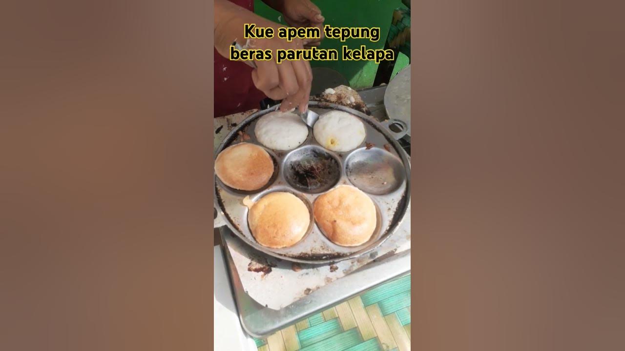 Apem tepung beras dan kelapa muda mirip serbi Apem tepung beras dan kelapa muda mirip serbi
