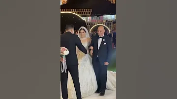 الاب دخل بنتة للقاعة حتة يسلمها للعريس 