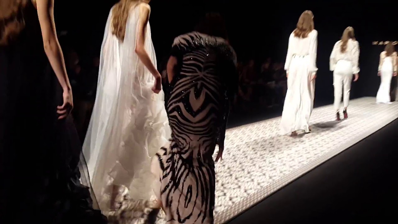 2 Models trip and fall during Mario Dice Spring/Summer 2017 fashion show (Milan Fashion Week)