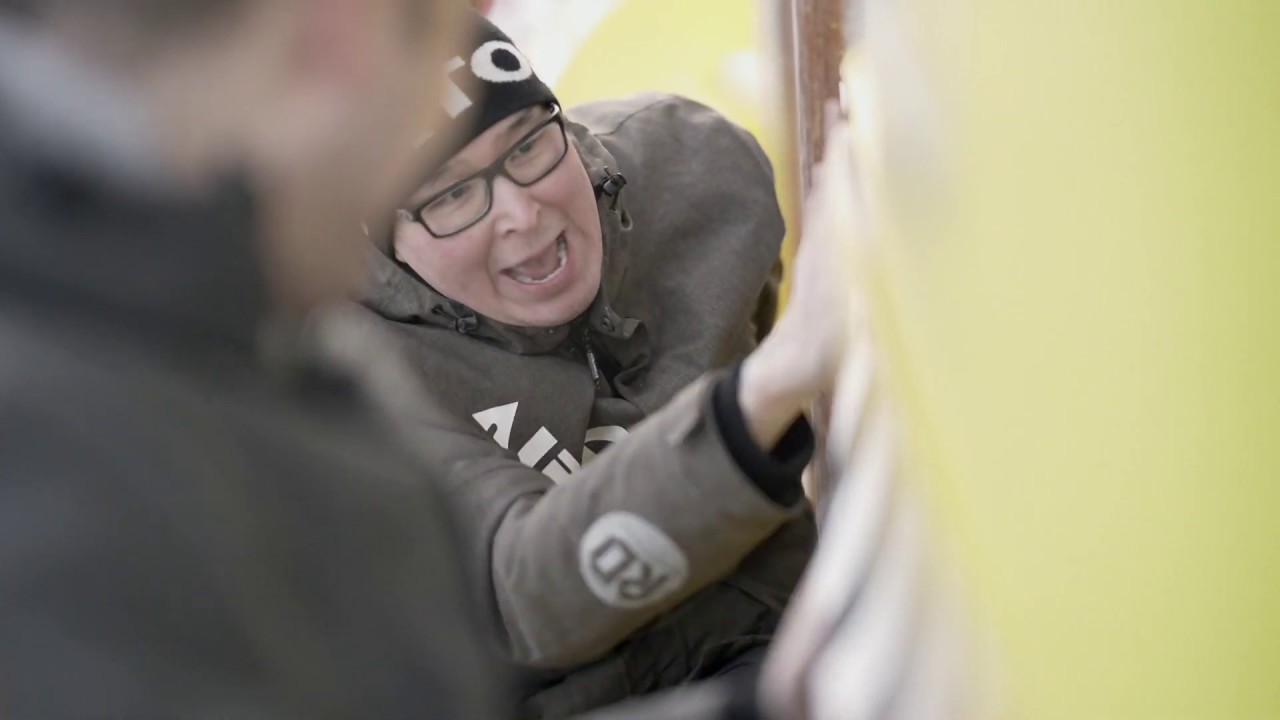 Montering af klistermærker hos Nuuk Water Taxi