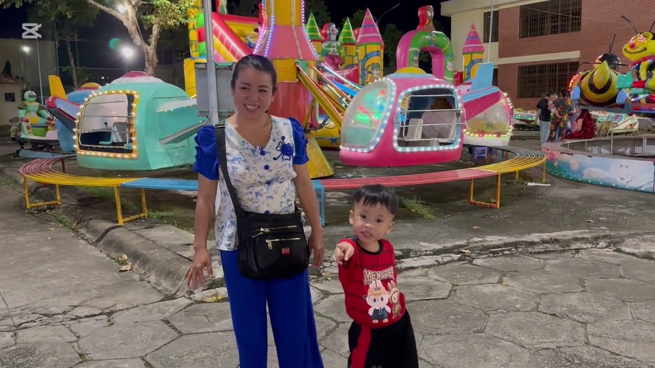 Chuột Được Mẹ Cho Chơi Nhà Tuyết Và Tàu Lượn Siêu Tốc Còn Được Cô Chủ Quán Tặng Cho Trai Nước