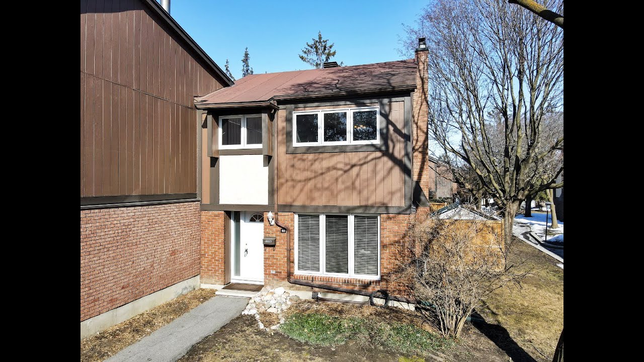 63-2111 Montreal Rd - 4-bed Beacon Hill condo with amazing yard