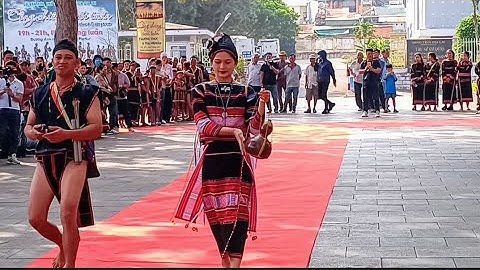 Buổi trình diễn trang phục của dân tộc Ba Na - Làng Văn Hóa Cồng Chiêng Tây Nguyên