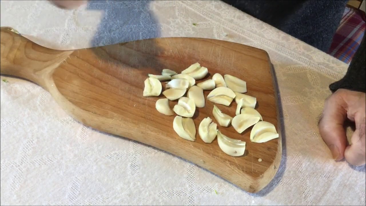 Spaghetti con crema di aglio e peperoncino (videoricetta n° 1034)