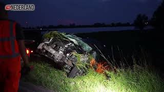 Auto slaat meerdere keren over de kop Auto slaat meerdere keren over de kop