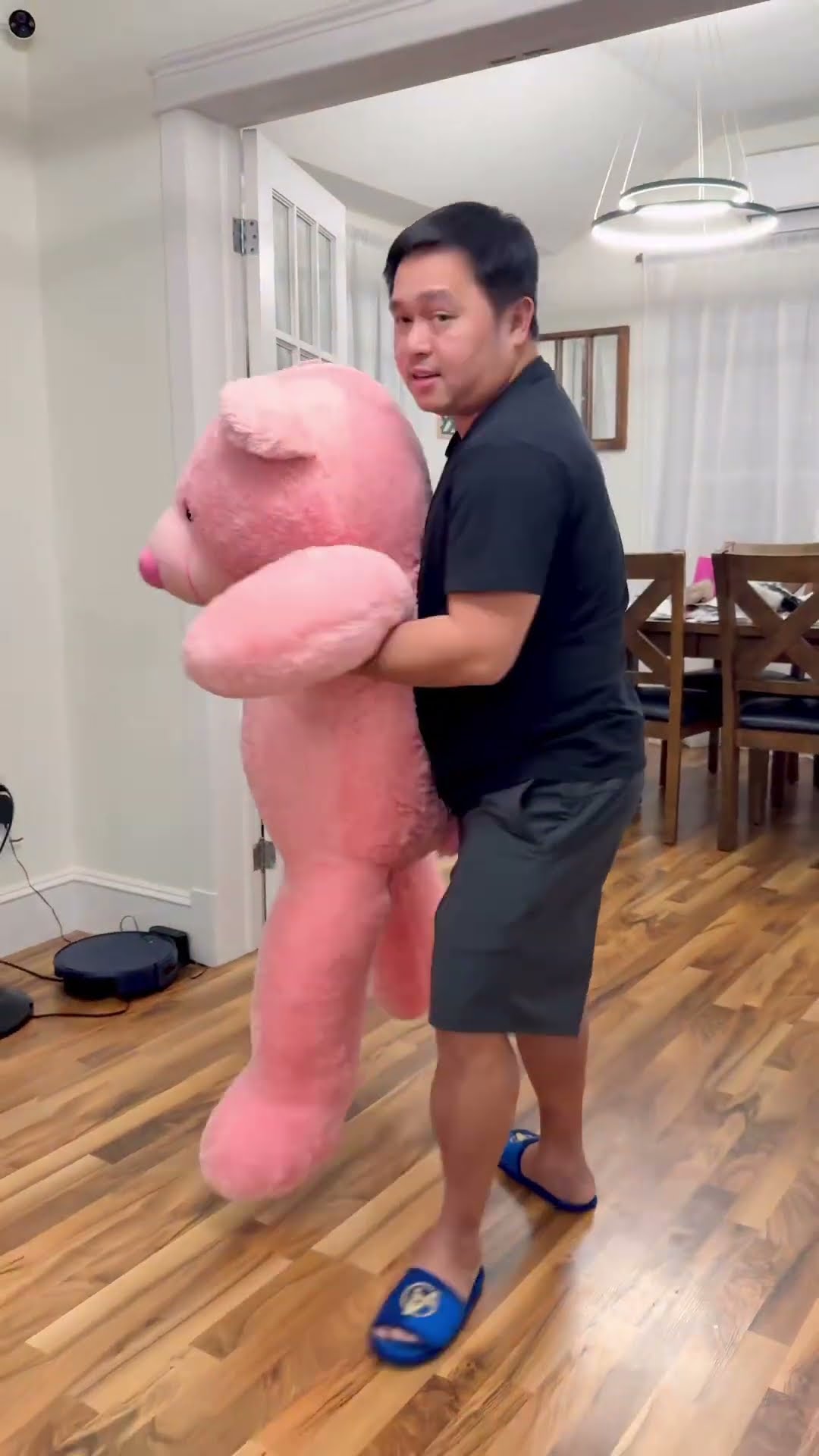 Dad has the biggest teddy bear ???❤️????