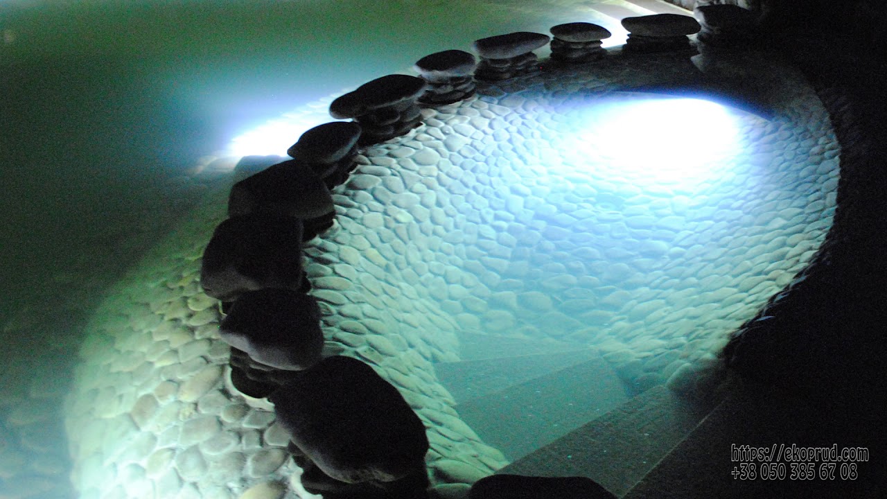 Прозрачная вода в пруду благодаря ручьям биоплато