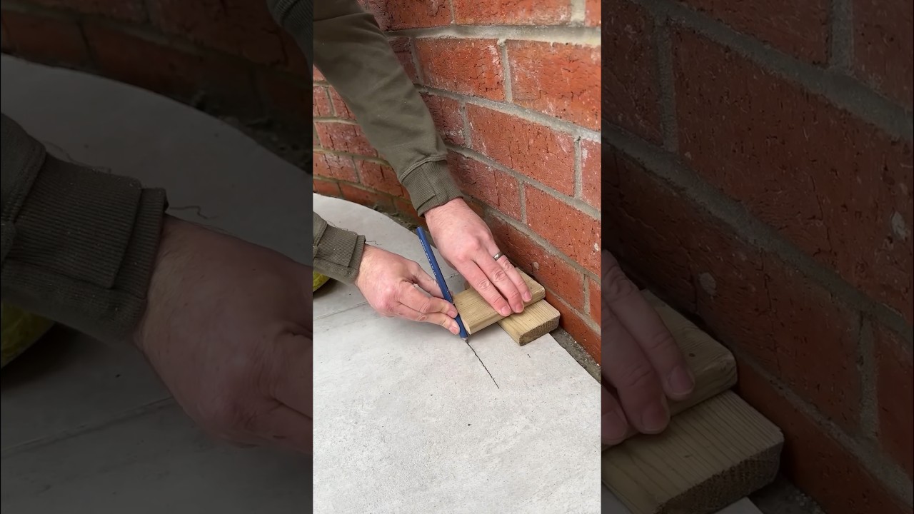 How To Cut Curves Next To Walls #makita #landscaping #gardening #uk #garden #tips #gardeningtips