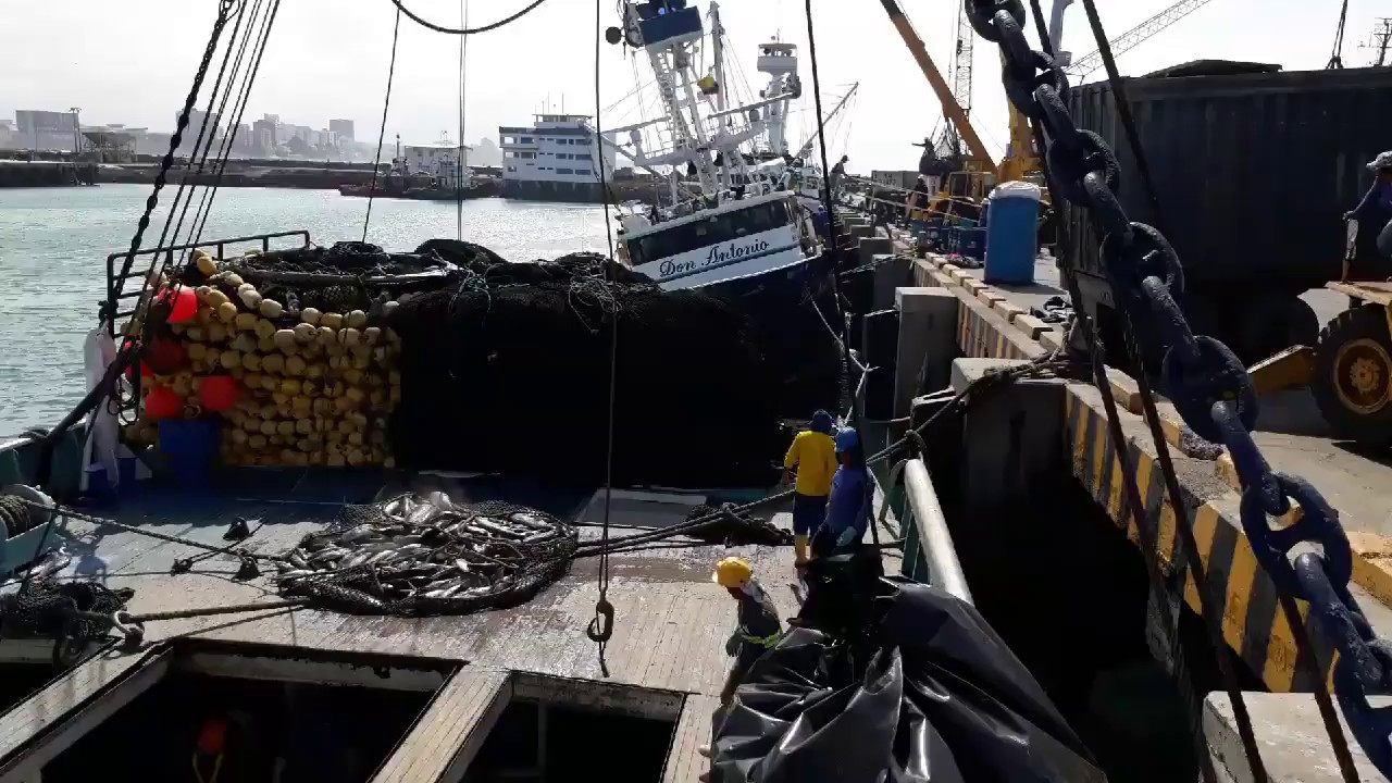 Barco pesquero Don Antonio se escora durante descarga - YouTube