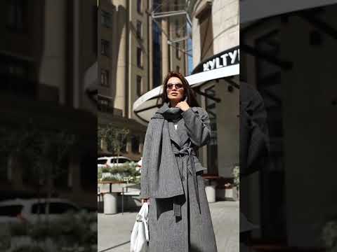 Демісезонне актуальне довге жіноче пальто вільного крою з шарфом, видео 1