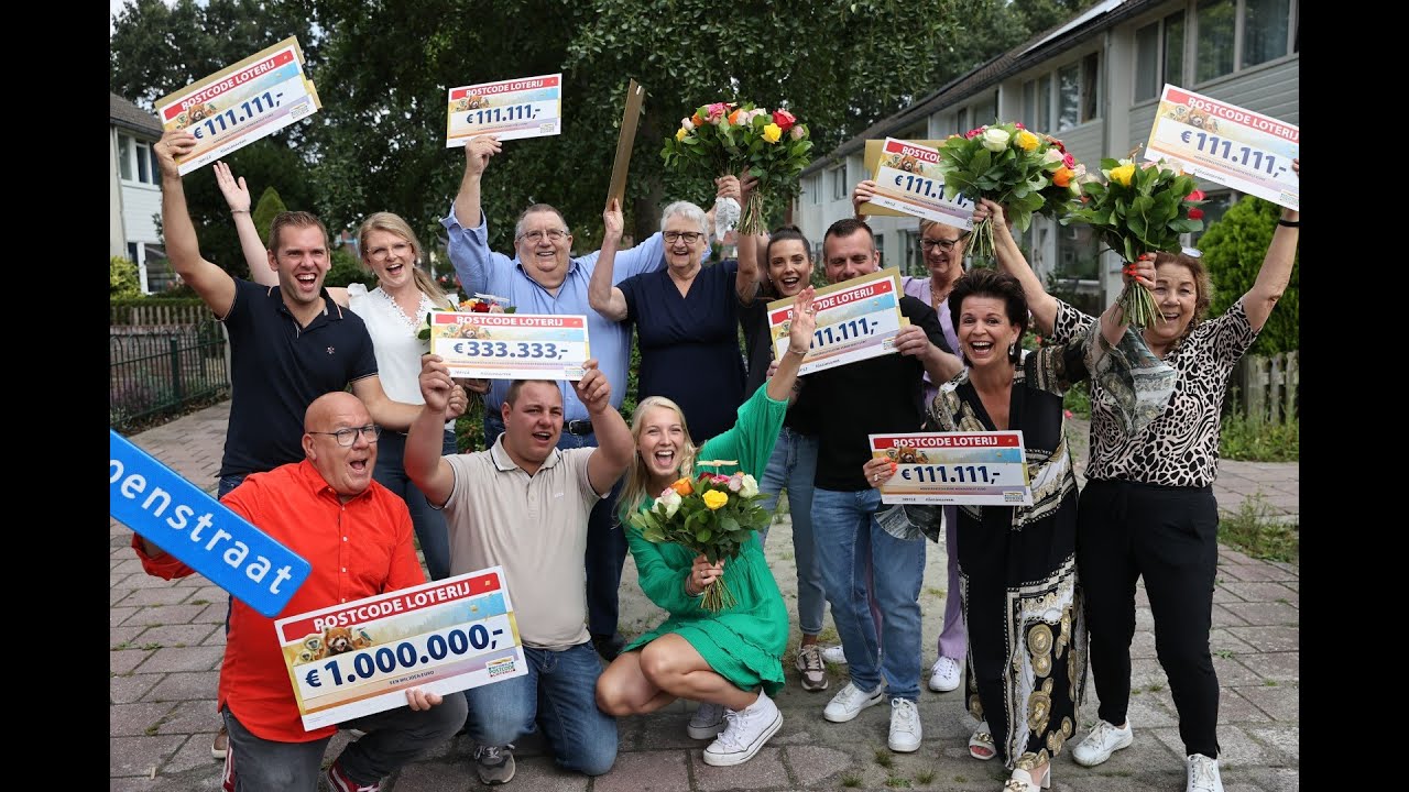 Winnaars in de Voeghoutenstraat Klazienaveen Postcodeloterij