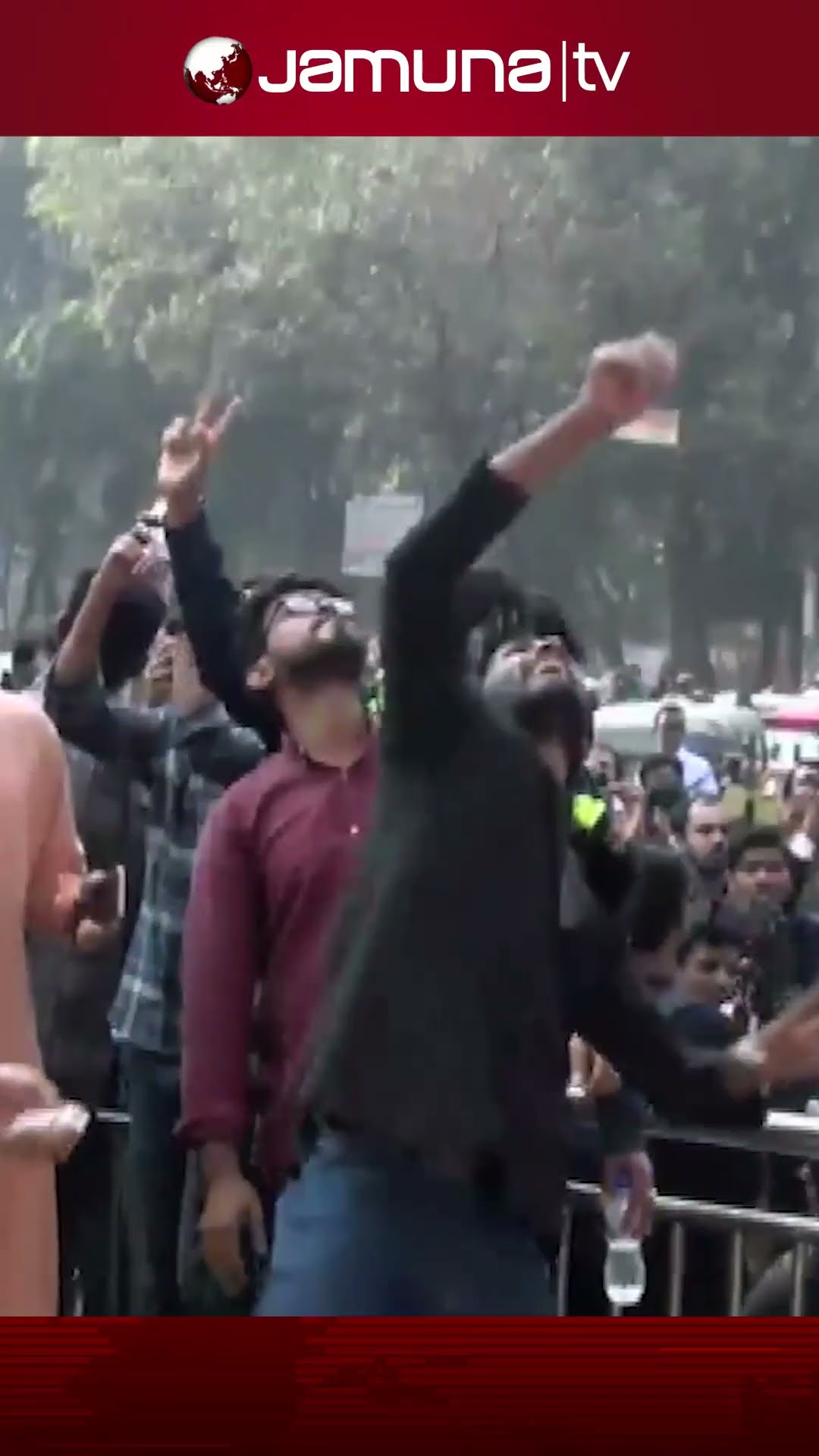 টিএসসিতে হাসিনার গ্রাফিতিতে জুতা নিক্ষেপ #dhakauniversity #tsc #sheikhhasina #shoethrough #jamunatv