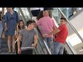 MIRADAS INCÓMODAS en las ESCALERAS MECÁNICAS 😲 [Cámara Oculta]