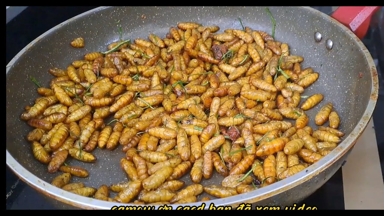 Chế biến nhộng rang lá chanh đơn giản tại nhà