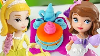 Video con i giocattoli. Giochi per bambini con le bambole. Un tè con la principessa Sofia screenshot 1