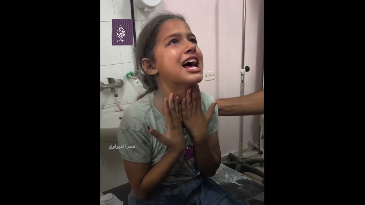 "يا رب خذني من هنا".. طفلة فلسطينية تبكي وتصرخ داخل أحد المستشفيات بعد نجاتها من قصـ ــف الاحتلال