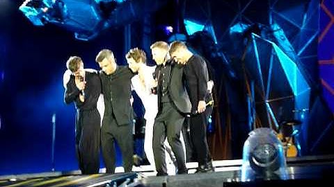 TAKE THAT - PROGRESS LIVE - TAKING PICTURE - MANCHESTER 4TH JUNE 2011