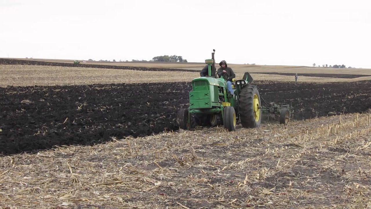 John Deere 4020 plowing - YouTube