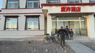 冬季骑行西藏，传说的无人区里发现废弃酒店和小孩，一个人住一晚