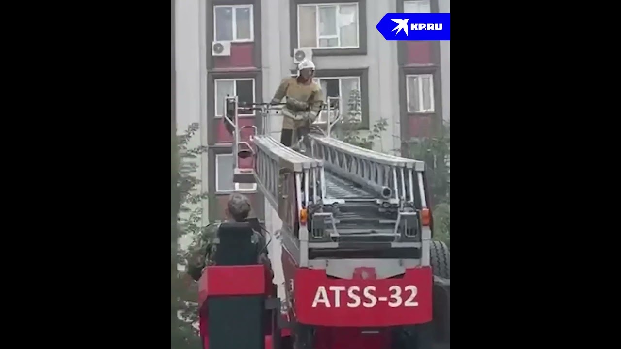 Спасатели вытащили людей из горящей многоэтажки в Алма-Ате