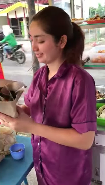 Viral ..gadis cantik penjual lontong sayur