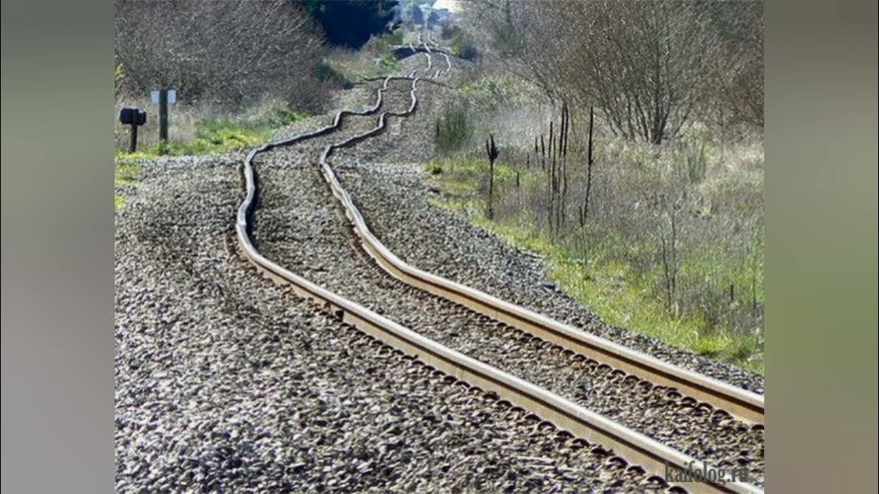 Кривая железная дорога. Выброс бесстыкового пути. Параллельное смещение путей жд. Неисправные железнодорожные пути. Рельсы.