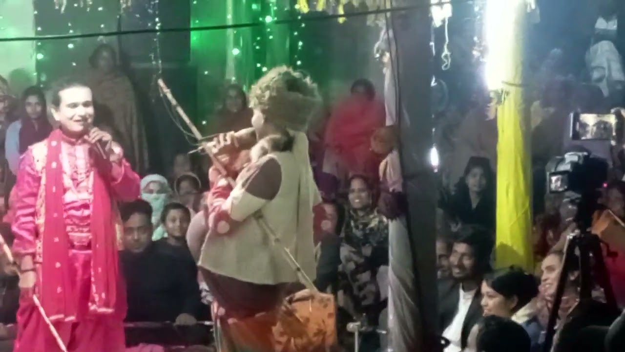 বেহুলা বৃষ্টি সাভারে গান গেয়ে করল মাতাল সৃষ্টি,   সুন্দর গান গেয়েছে আমার ইউটিউব দেখলে মন ভরে যাবে।