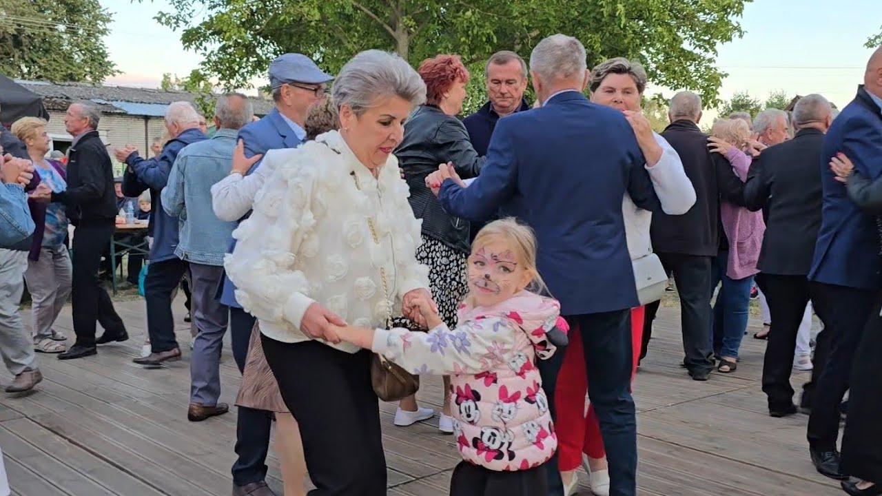 24 08 2025 Babcia z wnusią potańczyła przy fajnej Kapeli Rezonans!