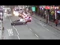 板橋火燒車！機車遭轎車追撞 飛對向撞電視台採訪車失火(翻攝畫面)