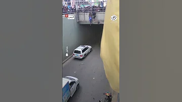 في اللحظات الأخيرة شابان ينقذان شخصا حاول إنهاء حياته على جسر بيت بوس في العاصمة اليمنية صنعاء 