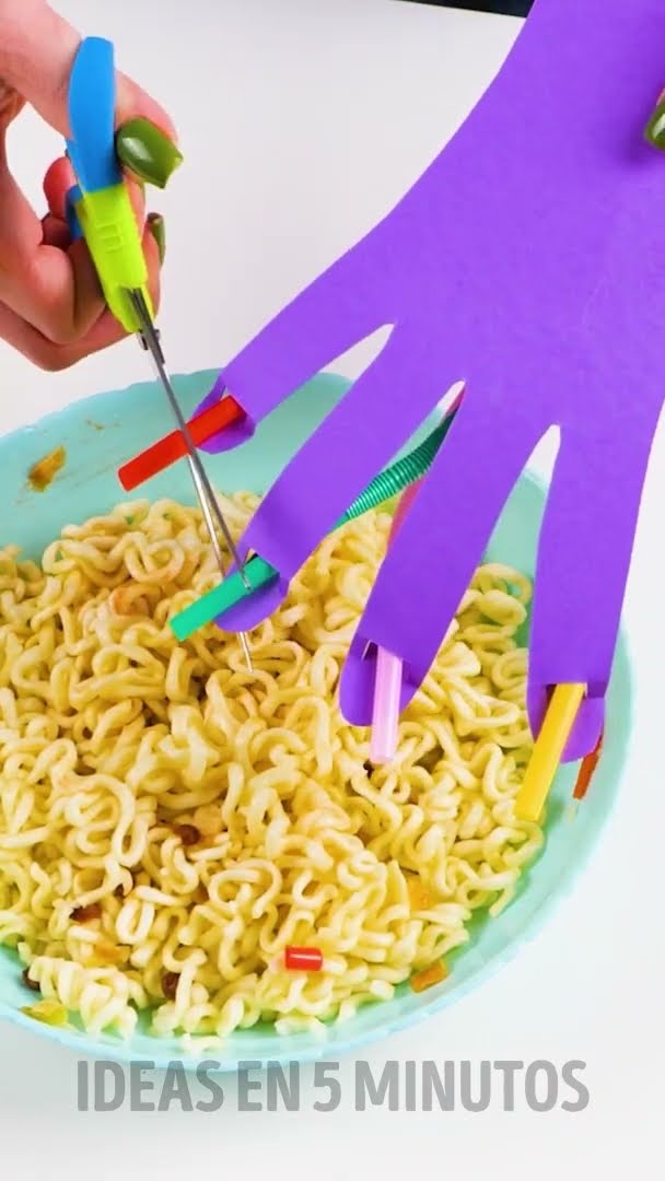 ¡Oh, no! ¡No metas tus uñas en los fideos! ?‍♀️ #shorts