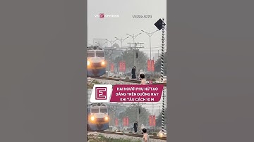 Hai người phụ nữ tạo dáng trên đường ray khi tàu cách 10 m | VnExpress