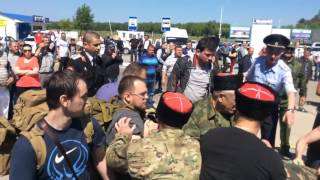 Навальный с компанией наехал на казаков Драка Навального с казаками в Анапе 17 05 2016